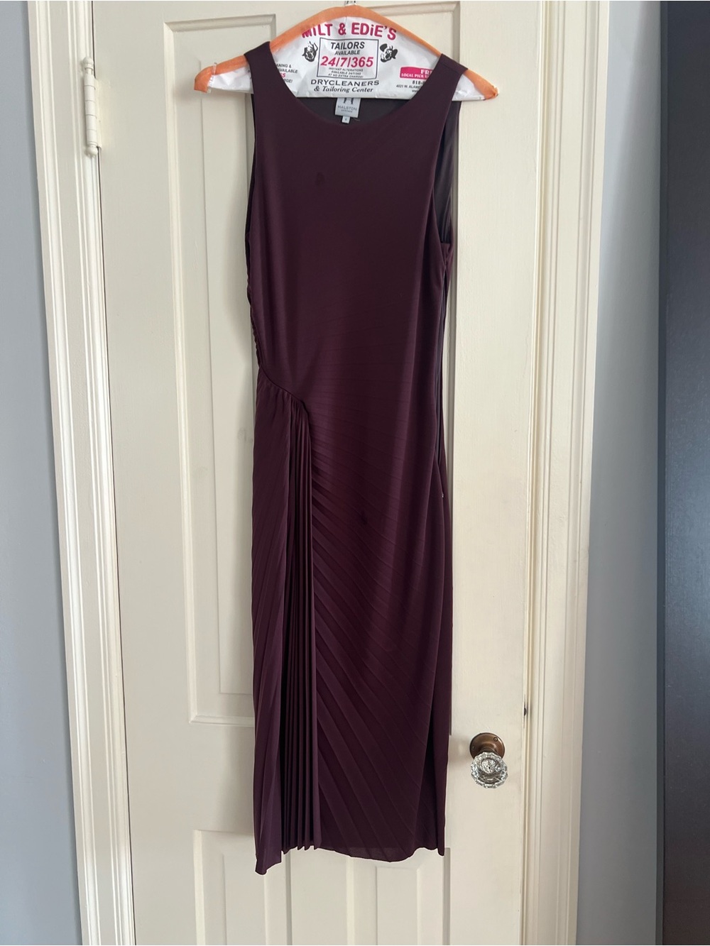 Sleeveless Pleated Detail Dress in Burgundy -